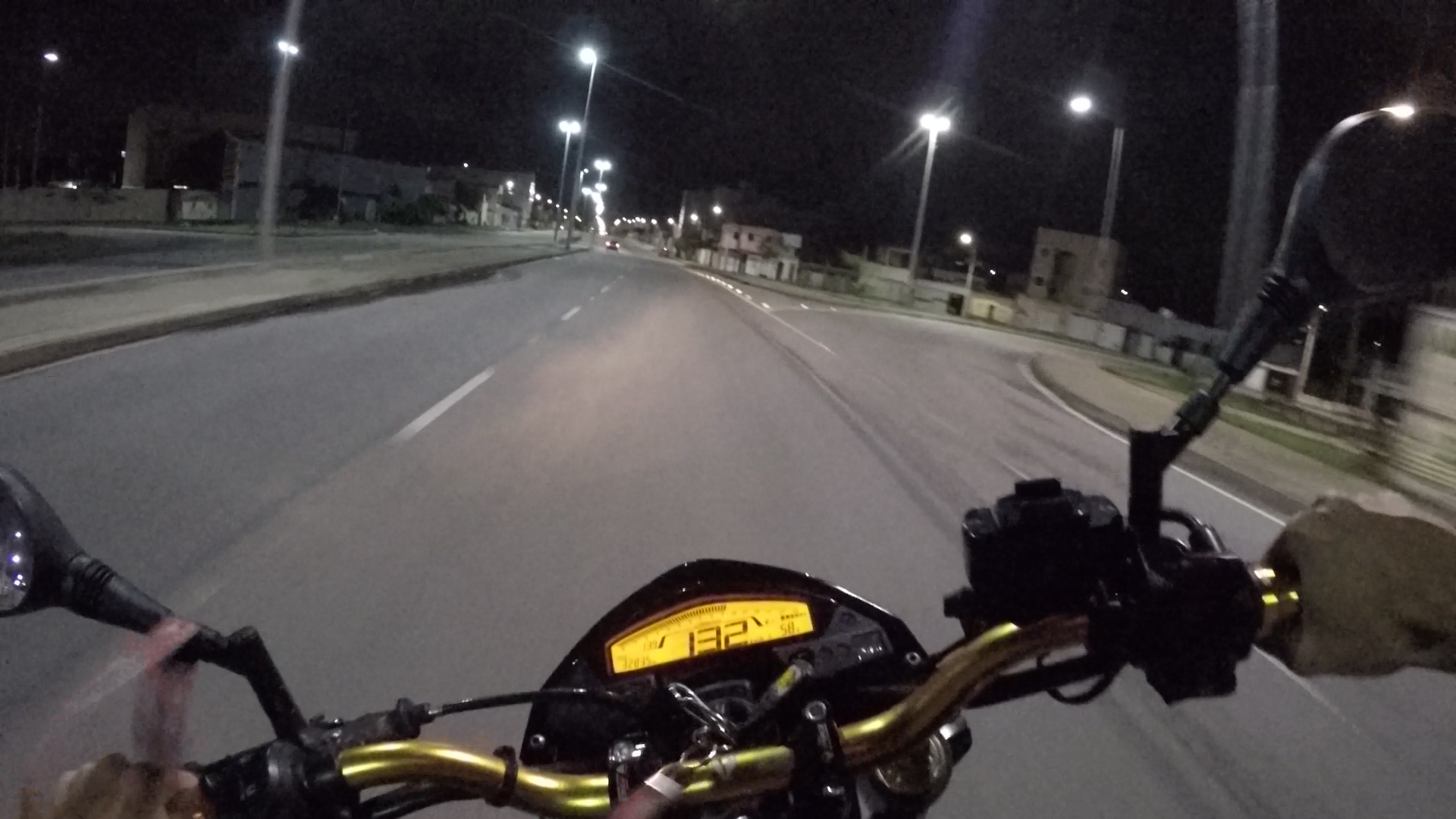 http://videos.introcdc.com/Canal/MotoVlog/Serjona/Hornet Madrugada/GOPR3804,1.00_02_15_30.Quadro001.png